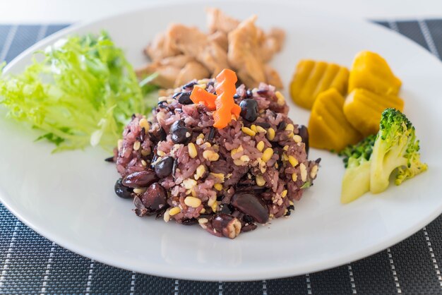 Grano con baya de arroz y cerdo asado