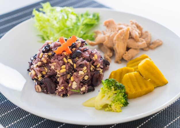 Grano con baya de arroz y cerdo asado