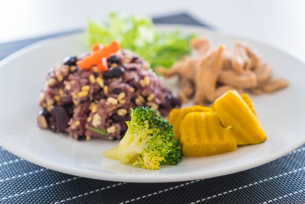 Grano con baya de arroz y cerdo asado