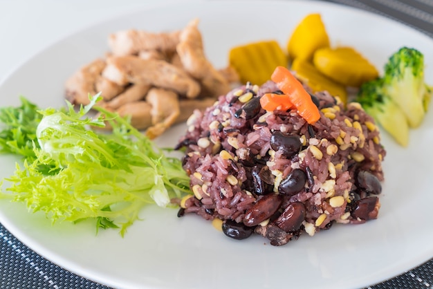 Grano con baya de arroz y cerdo asado