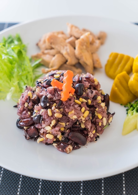 Foto gratuita grano con baya de arroz y cerdo asado