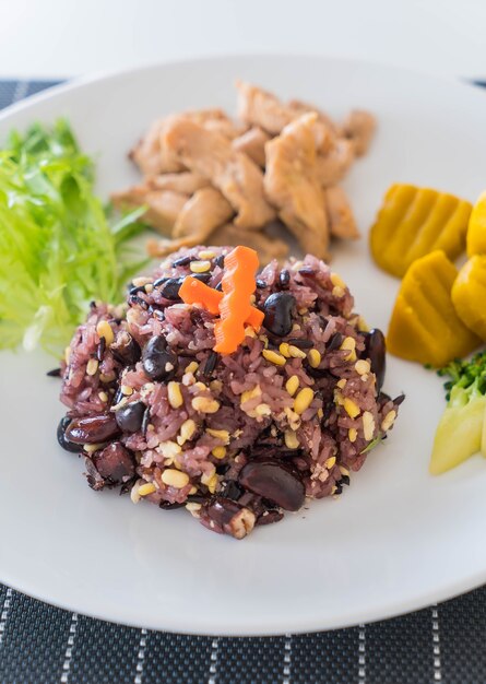 Grano con baya de arroz y cerdo asado