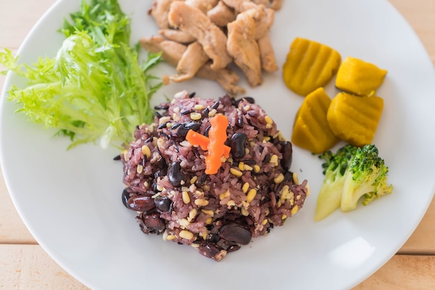 Grano con baya de arroz y cerdo asado