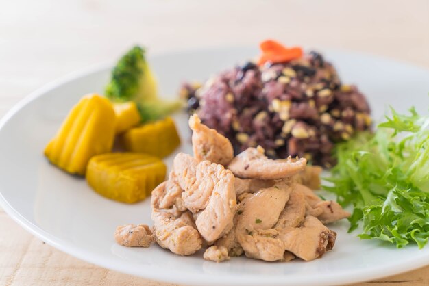 Grano con baya de arroz y cerdo asado