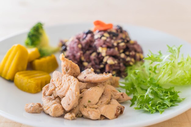 Grano con baya de arroz y cerdo asado