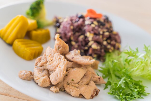 Grano con baya de arroz y cerdo asado