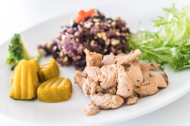 Grano con baya de arroz y cerdo asado