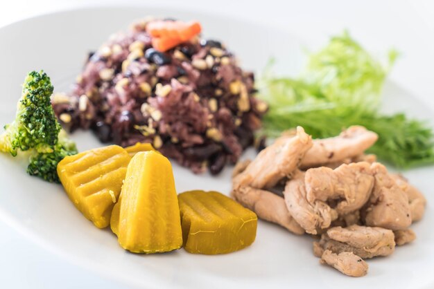 Grano con baya de arroz y cerdo asado