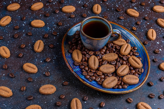 Grano de café en forma de galletas y granos de café.
