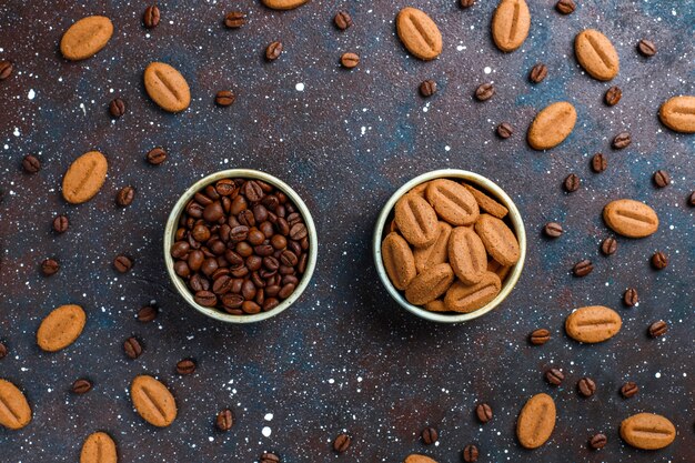 Grano de café en forma de galletas y granos de café.