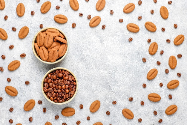 Foto gratuita grano de café en forma de galletas y granos de café.