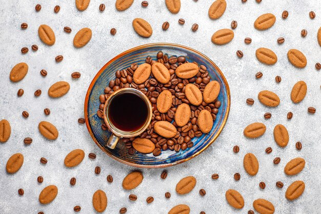 Grano de café en forma de galletas y granos de café.