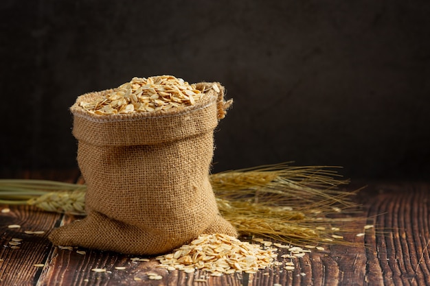 Grano de cebada cruda en fondo de madera