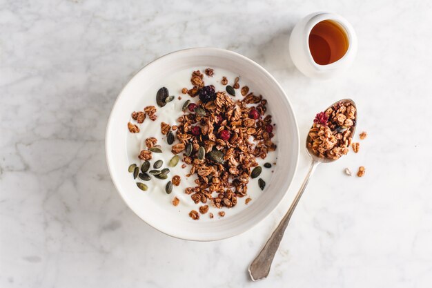 Granola casera con frutas del bosque