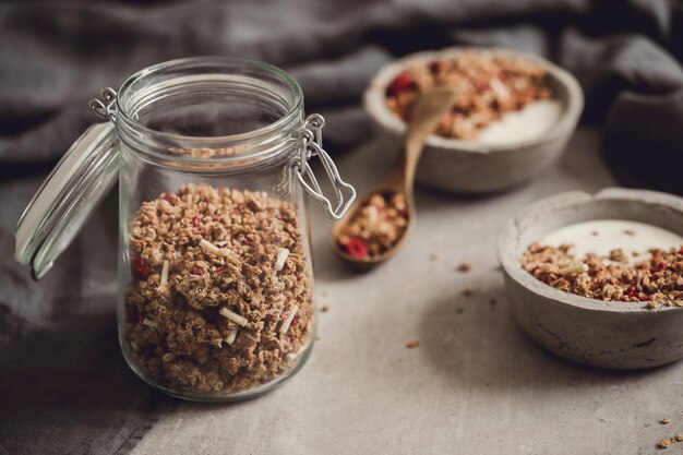 Granola. Delicioso desayuno en la mesa