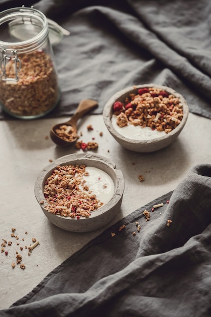 Foto gratuita granola. delicioso desayuno en la mesa