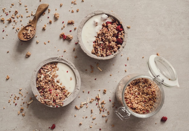 Foto gratuita granola. delicioso desayuno en la mesa