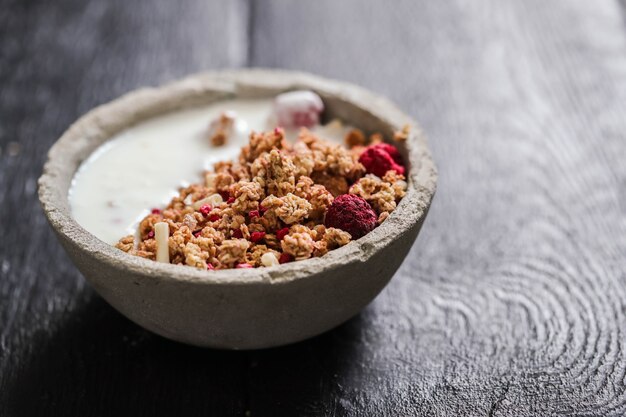 Granola. Delicioso desayuno en la mesa