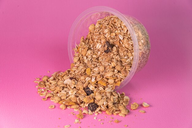 Granola sobre fondo rosa