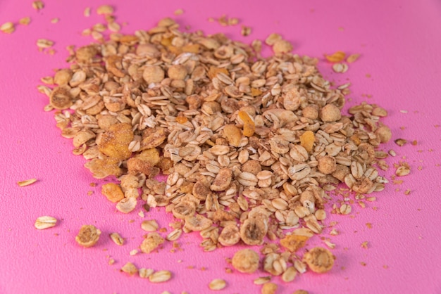 Granola sobre fondo rosa