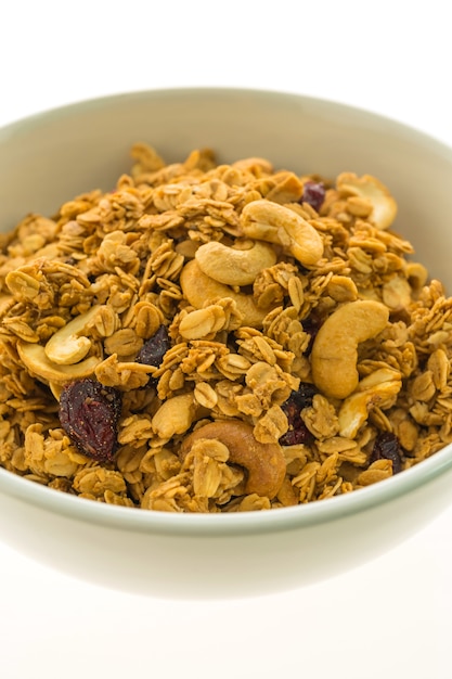 Foto gratuita granola en un tazón blanco