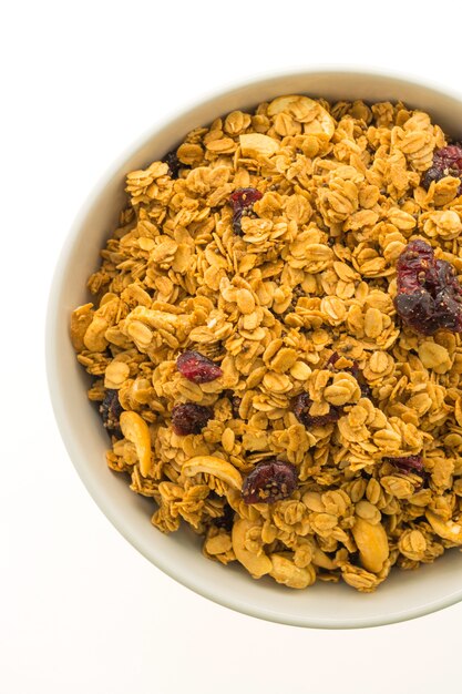 Granola en un tazón blanco