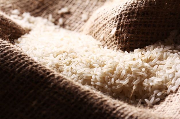 Granos de arroz blanco sobre tela de saco