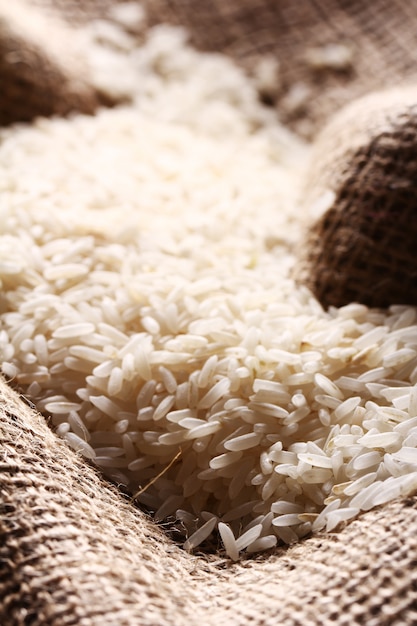Granos de arroz blanco sobre tela de saco