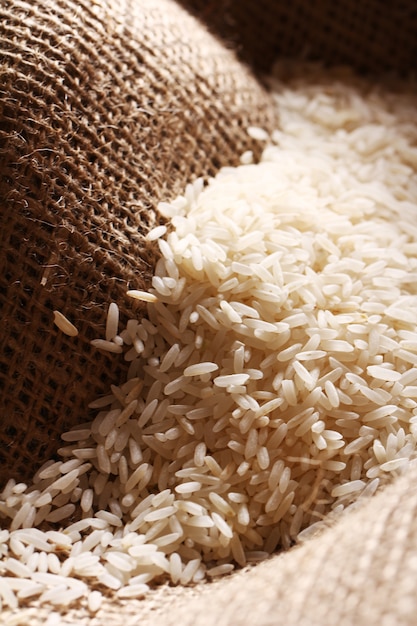 Granos de arroz blanco sobre tela de saco