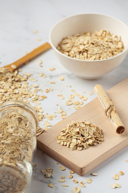 Granos de avena y carretes de trigo en contenedores