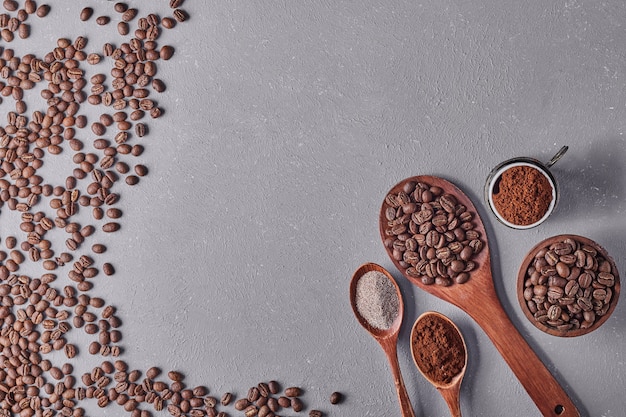 Granos de café aislados sobre fondo azul.