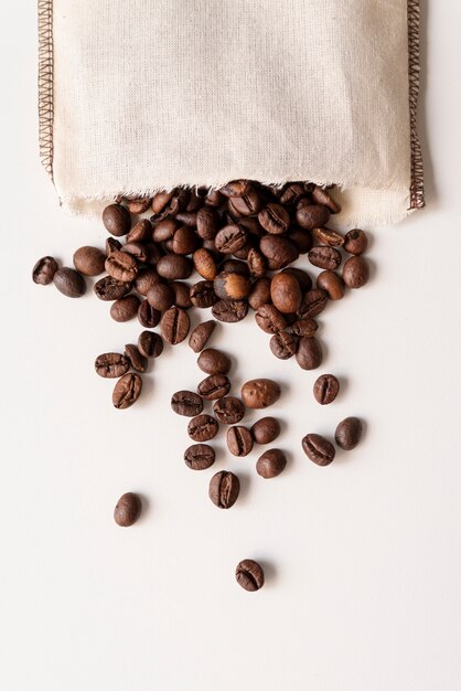 Granos de café al revés en una bolsa