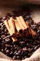 Foto gratuita granos de café y canela