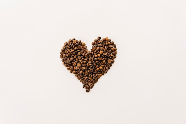 Granos de café en forma de corazón