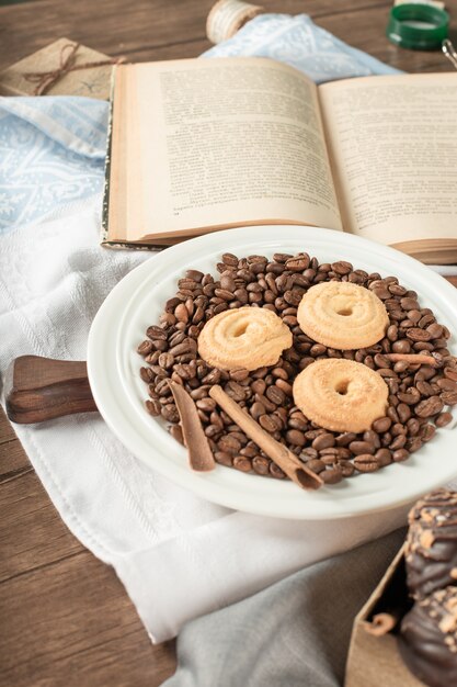 Granos de café, galletas y un libro.