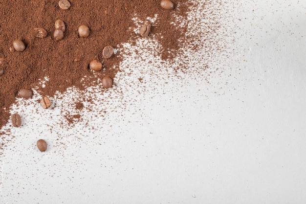 Granos de café en la mezcla de café o cacao en polvo.