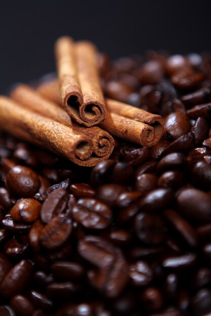 Granos de café y palitos de canela