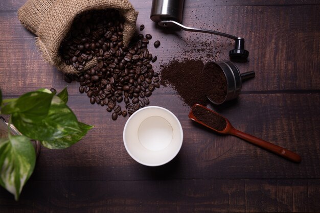 Granos de café y polvo molido con taza de café