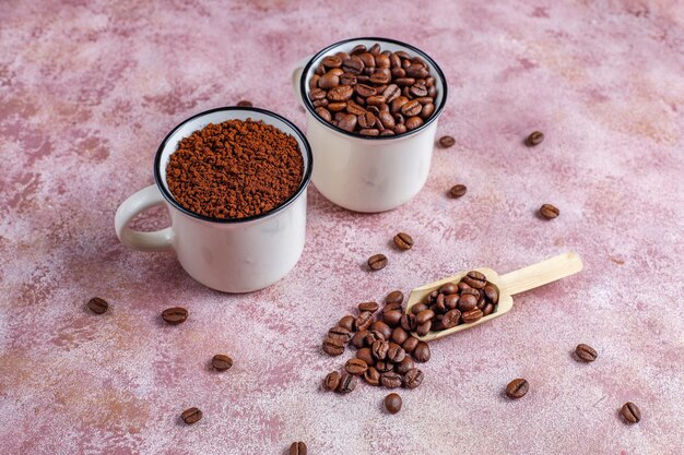 Granos de café y polvo molido.