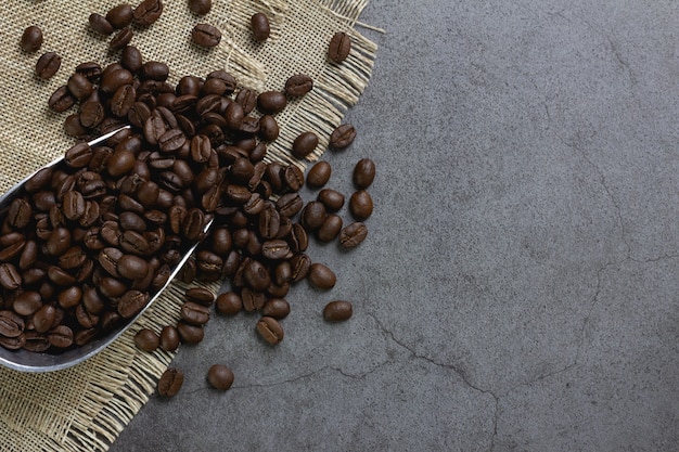 Granos de café en primicia en la mesa