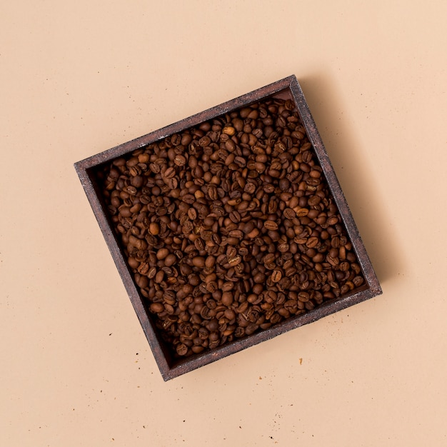 Granos de café en un recipiente