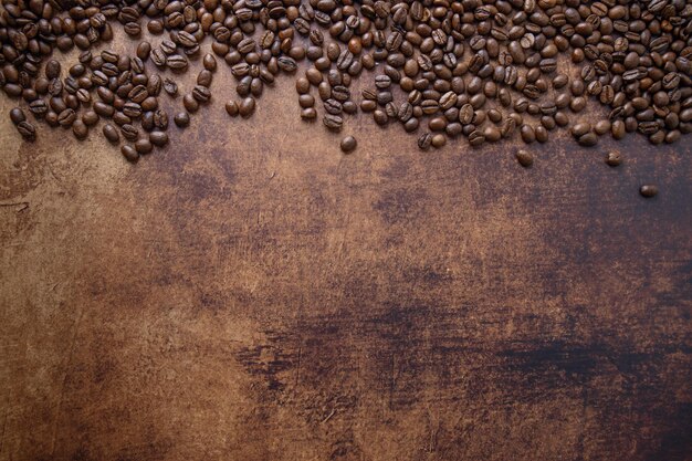 Granos de café sobre fondo antiguo de madera