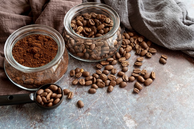 Granos de café sobre fondo de mármol