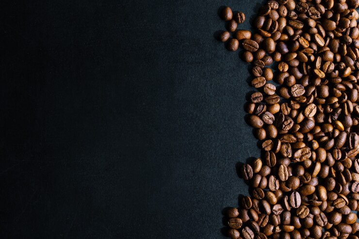 Granos de café sobre fondo oscuro. Vista superior. Concepto de café.