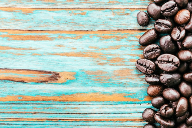 Foto gratuita granos de café sobre una mesa de madera