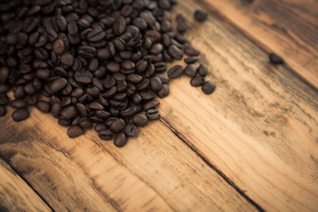 Granos de café sobre una mesa de madera