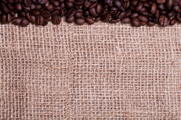 Granos de café sobre saco de tela