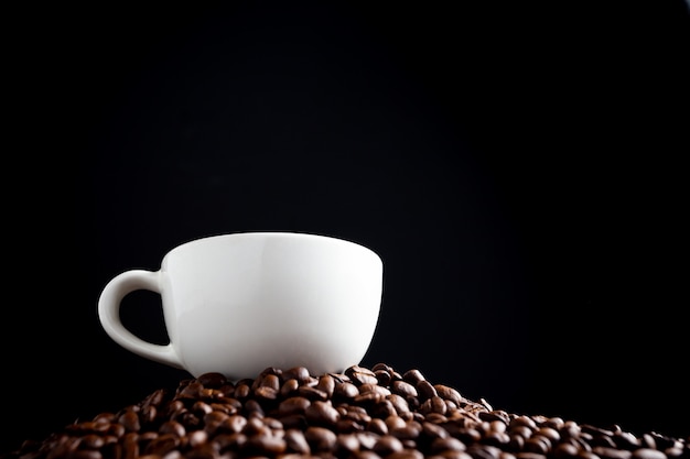 Foto gratuita granos de café y taza de café.