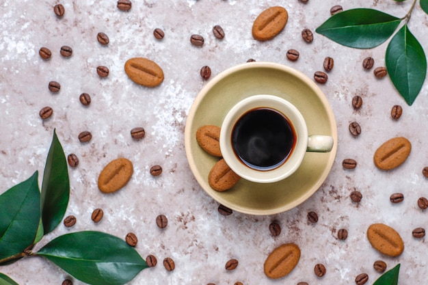 Granos de café tostados y galletas con forma de granos de café.