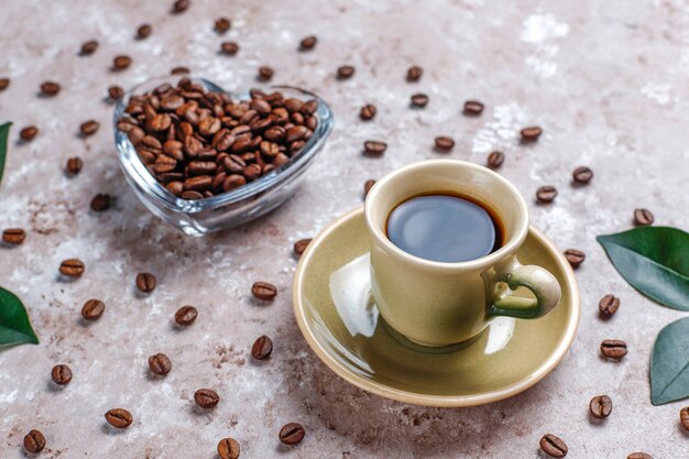 Granos de café tostados y galletas con forma de granos de café.
